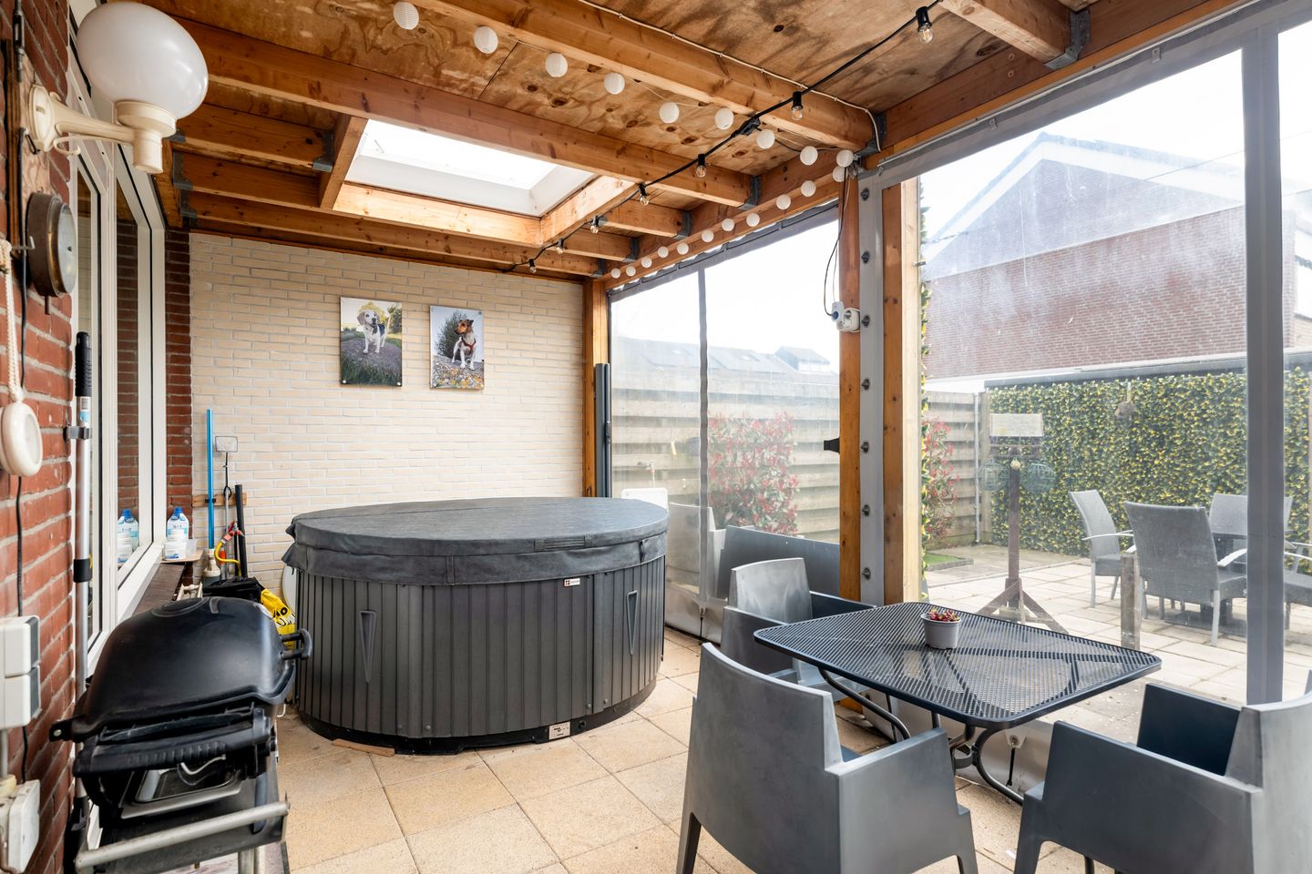Spacious corner house with dijk view, garden and two parking spaces — 25