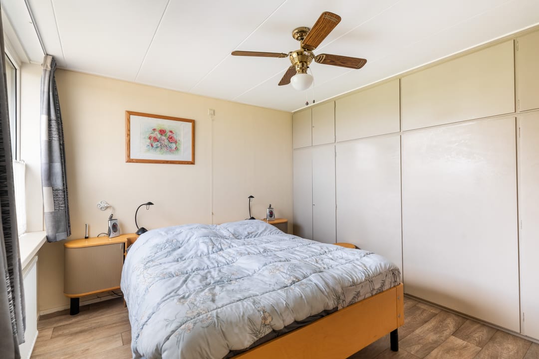 Spacious corner house with dijk view, garden and two parking spaces — 38