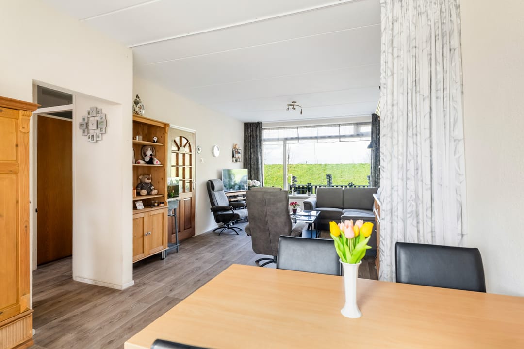 Spacious corner house with dijk view, garden and two parking spaces — 17