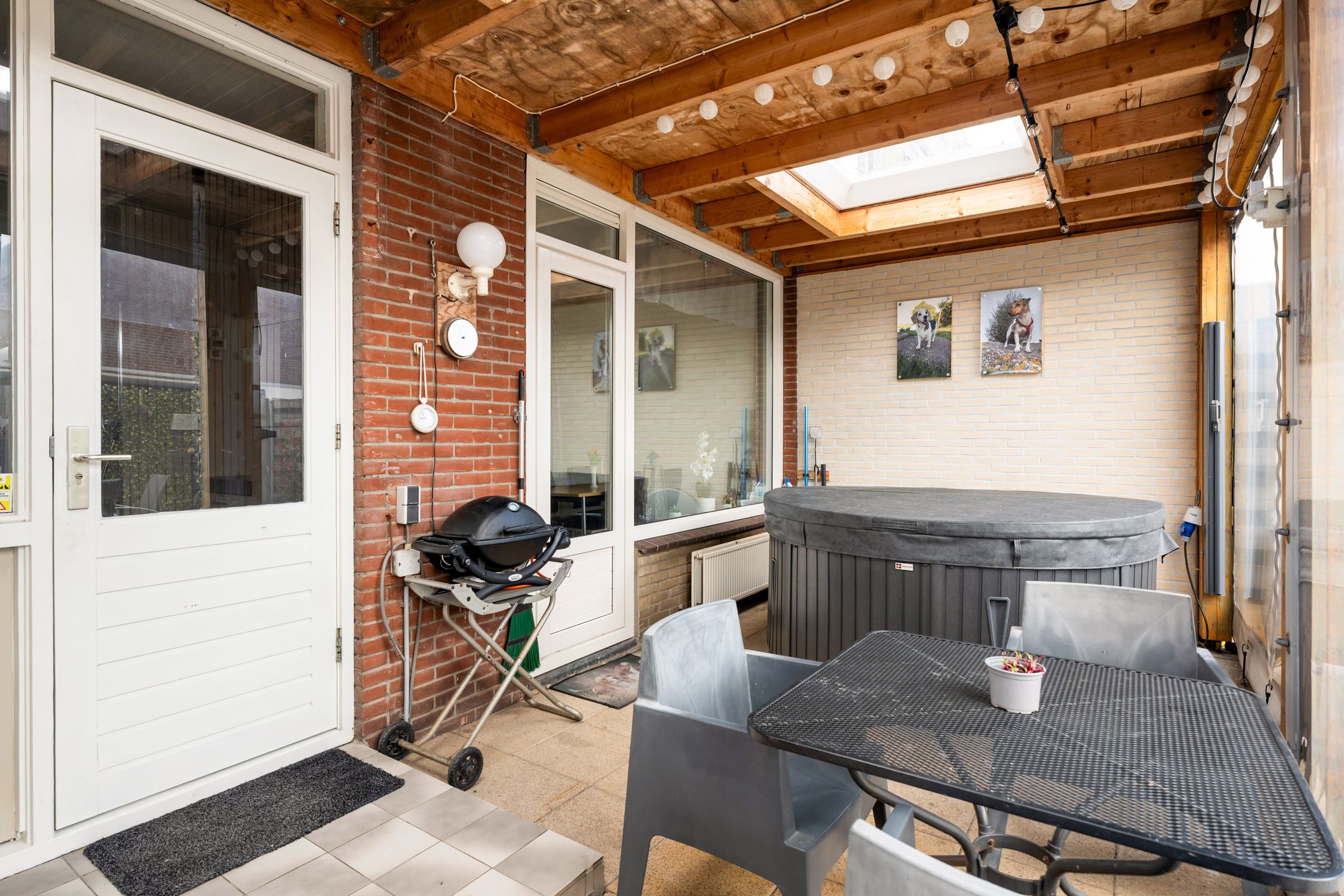 Spacious corner house with dijk view, garden and two parking spaces — 24