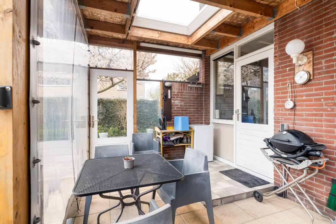 Spacious corner house with dijk view, garden and two parking spaces — 26
