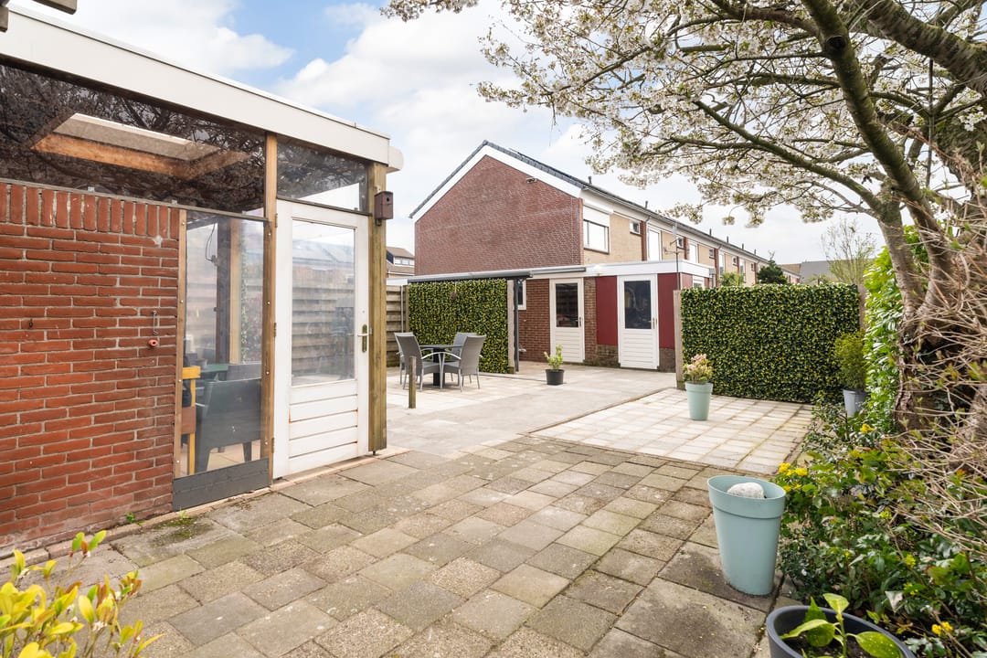 Spacious corner house with dijk view, garden and two parking spaces — 28