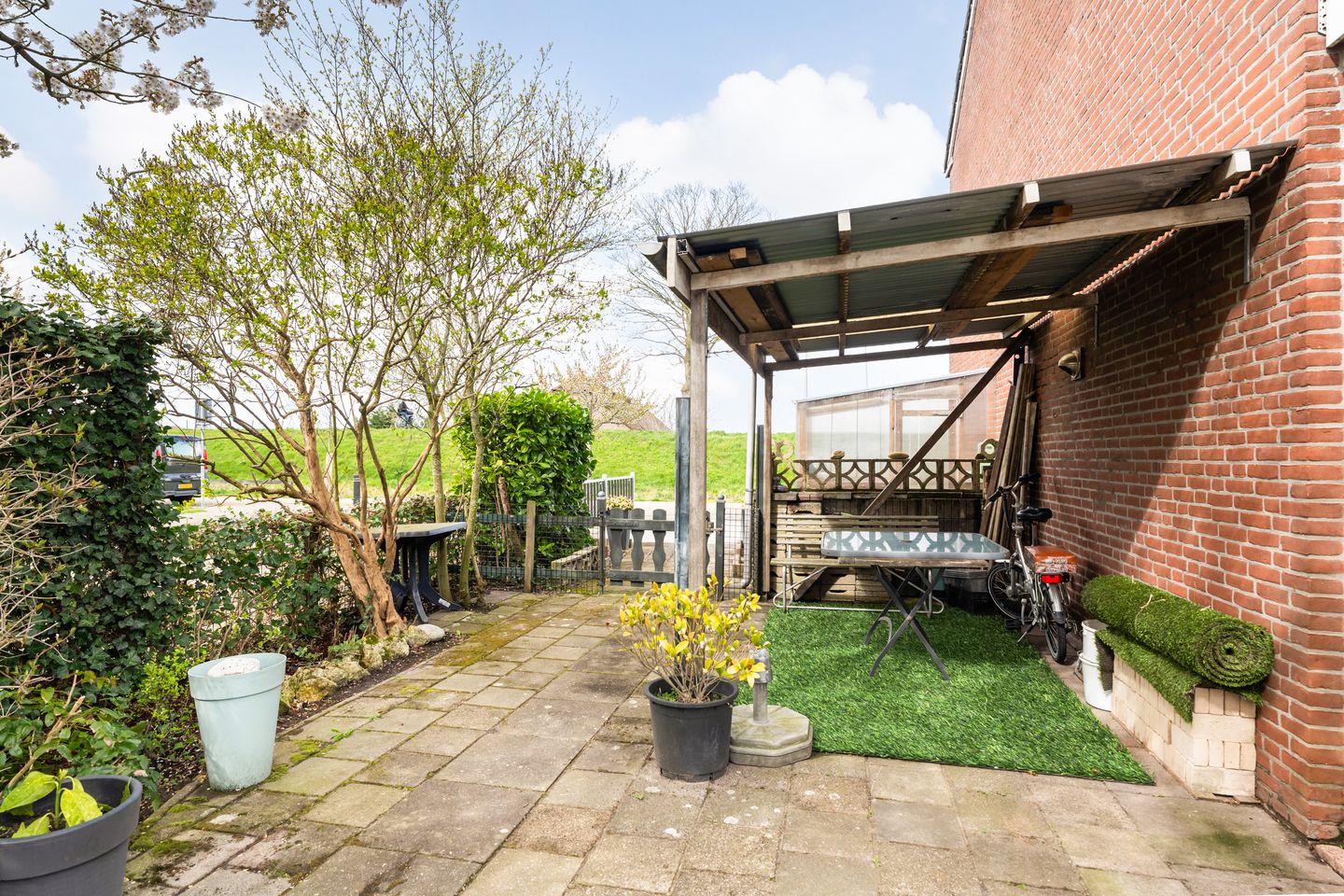 Spacious corner house with dijk view, garden and two parking spaces — 29