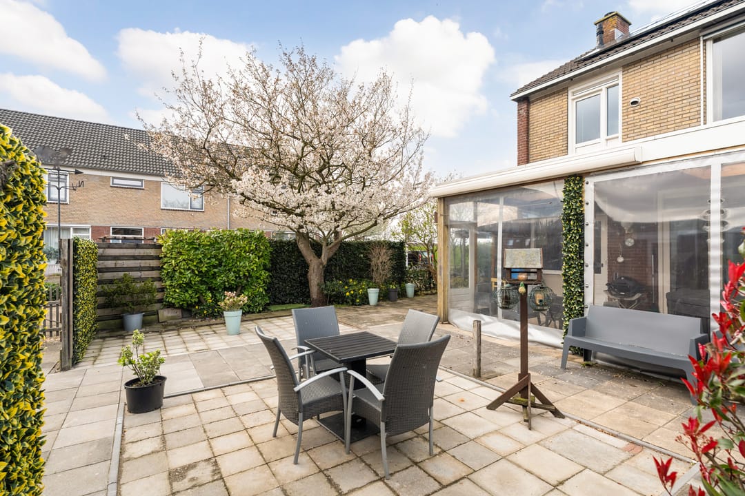 Spacious corner house with dijk view, garden and two parking spaces — 31