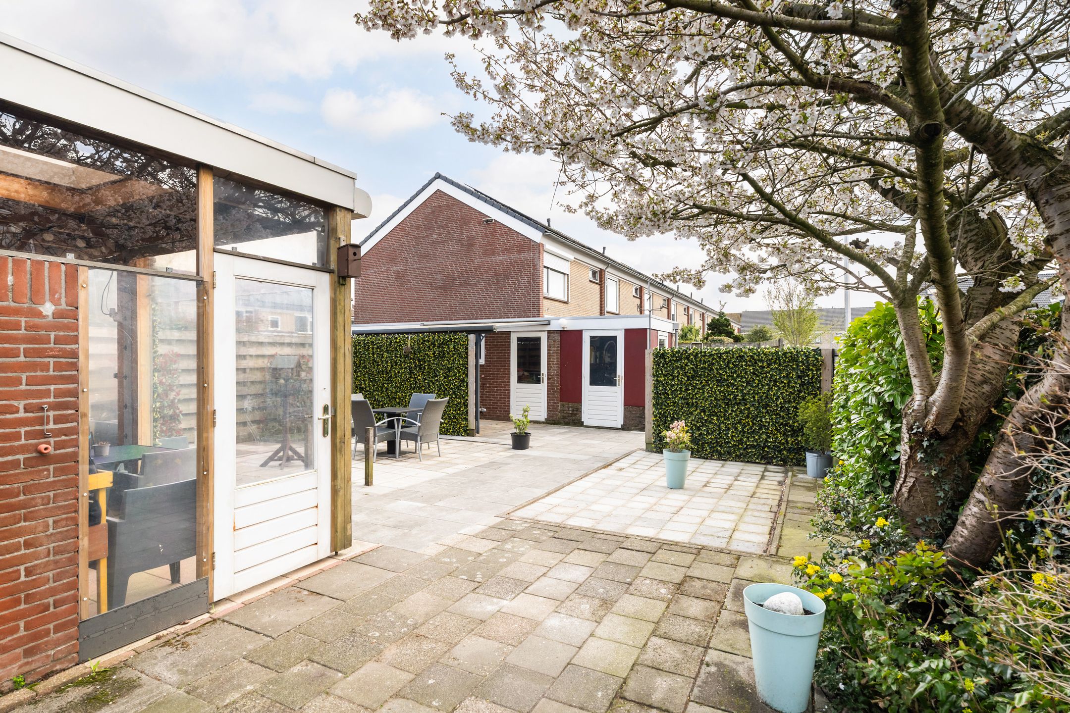 Spacious corner house with dijk view, garden and two parking spaces — 33