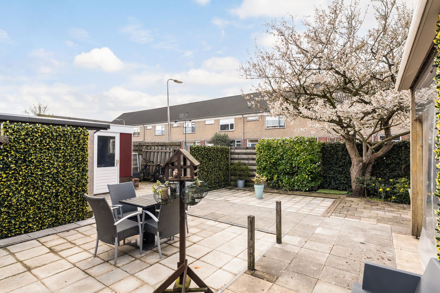 Spacious corner house with dijk view, garden and two parking spaces — 34