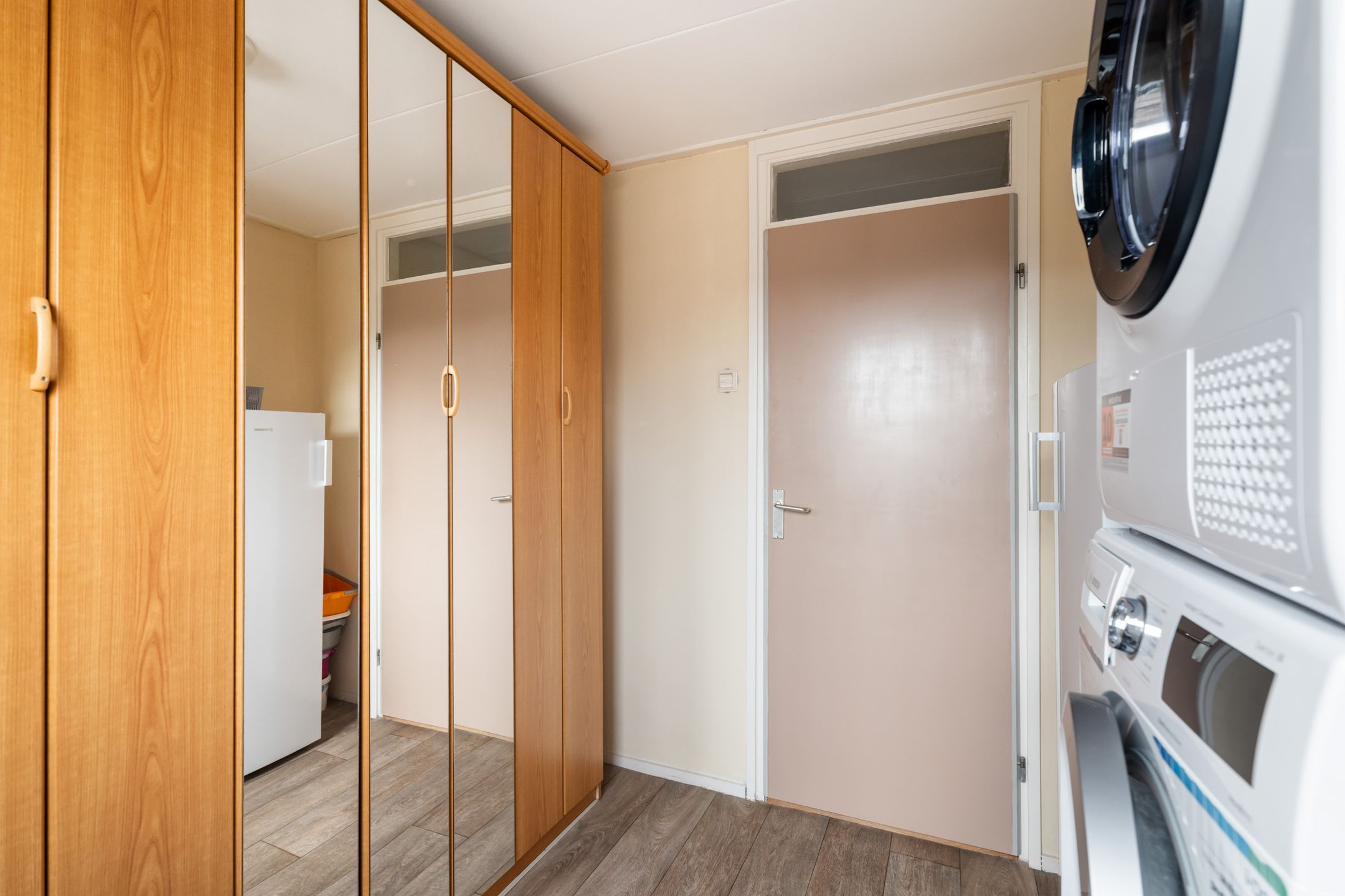 Spacious corner house with dijk view, garden and two parking spaces — 45