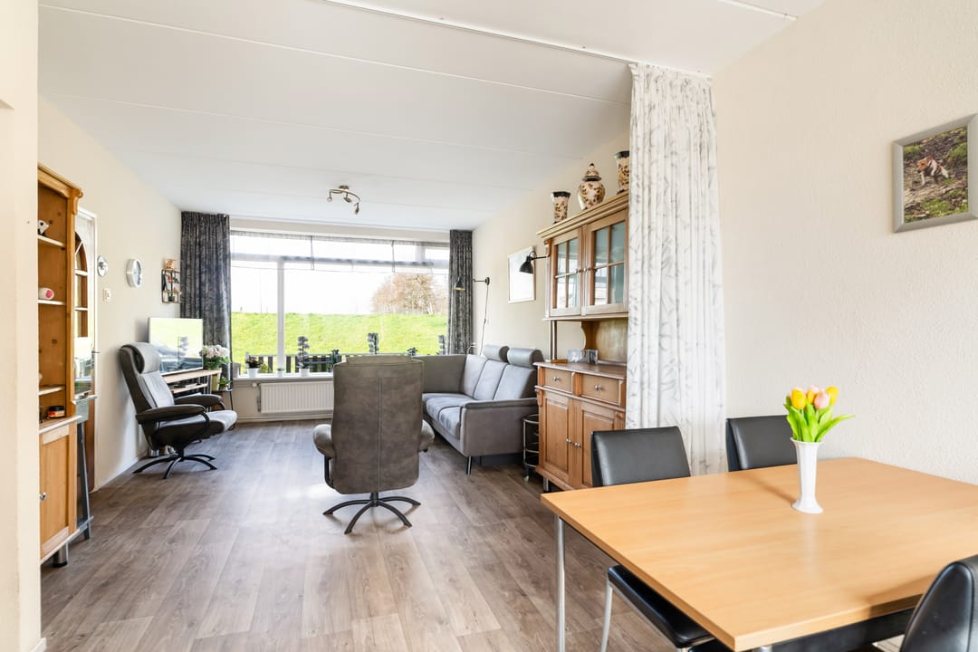 Spacious corner house with dijk view, garden and two parking spaces — 16