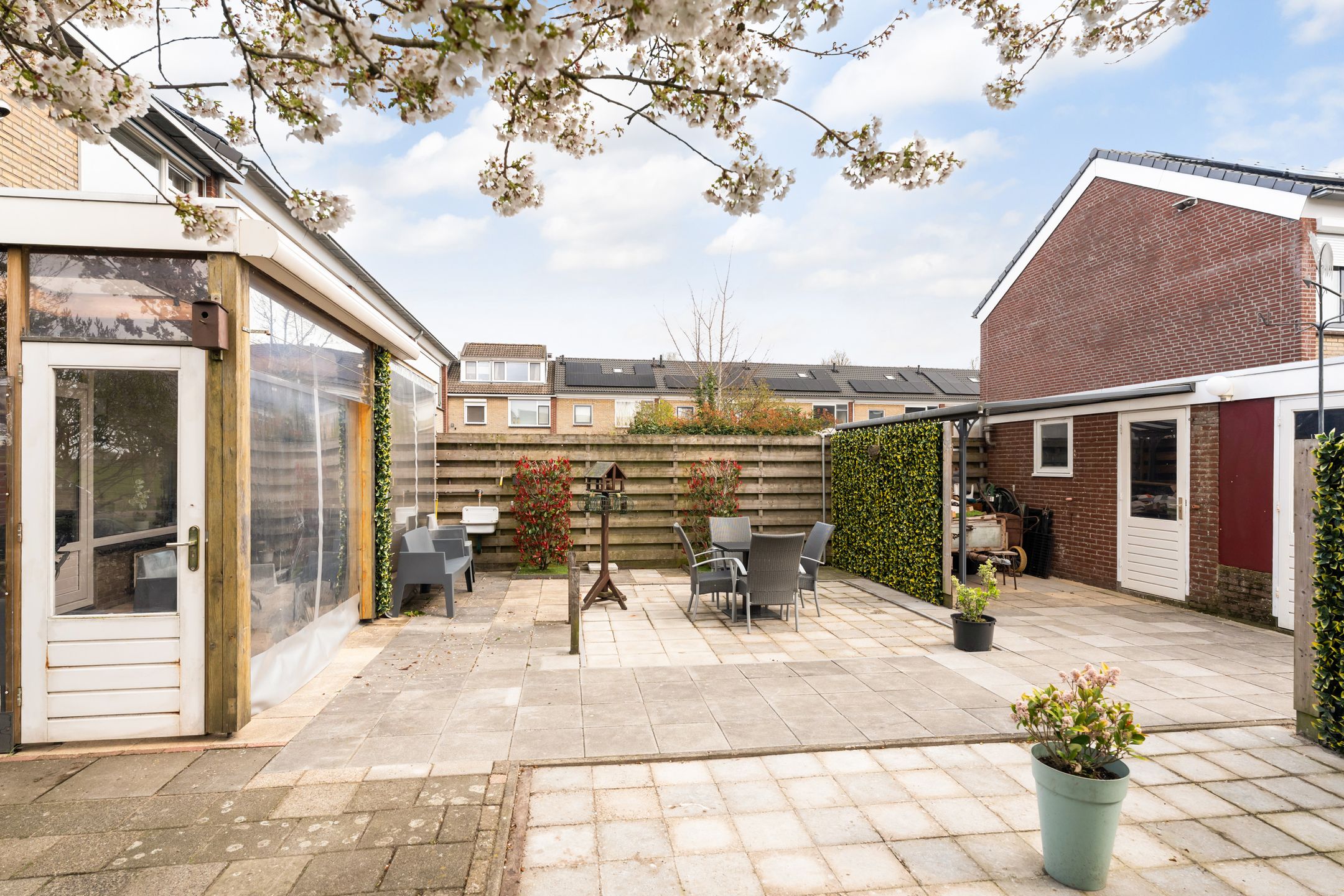 Spacious corner house with dijk view, garden and two parking spaces — 30