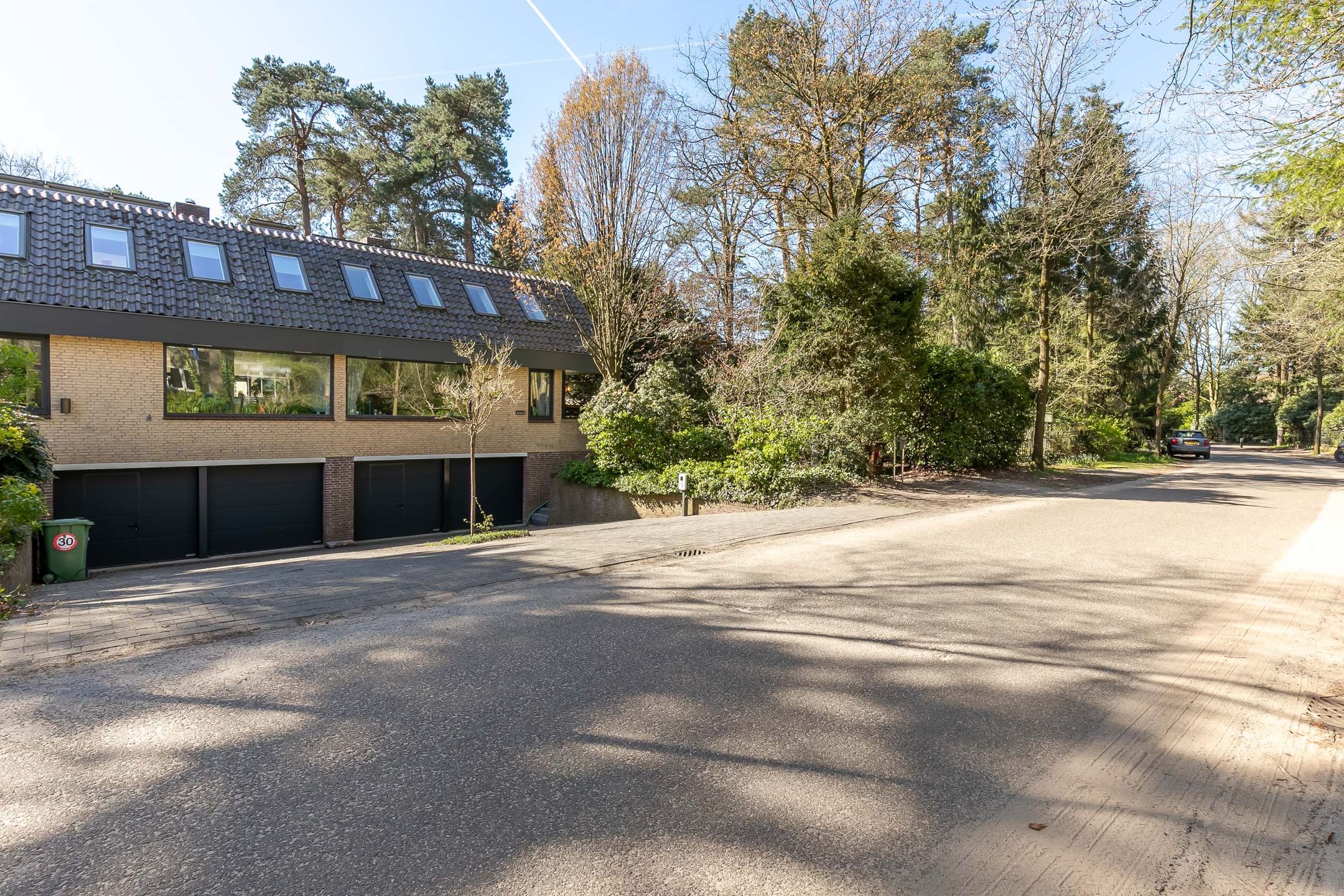 Modern Villa with A Label in Woodland Soestduinen — 39