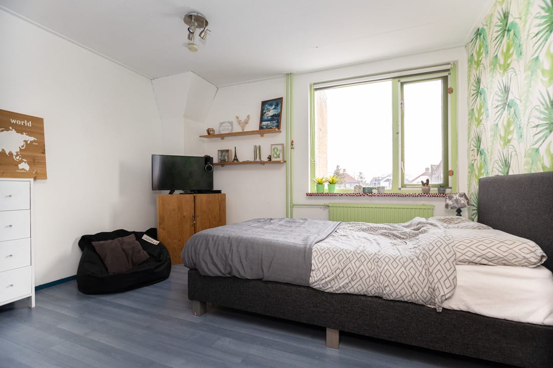 Spacious Family Home with 5 Bedrooms and Optional Carport — 21