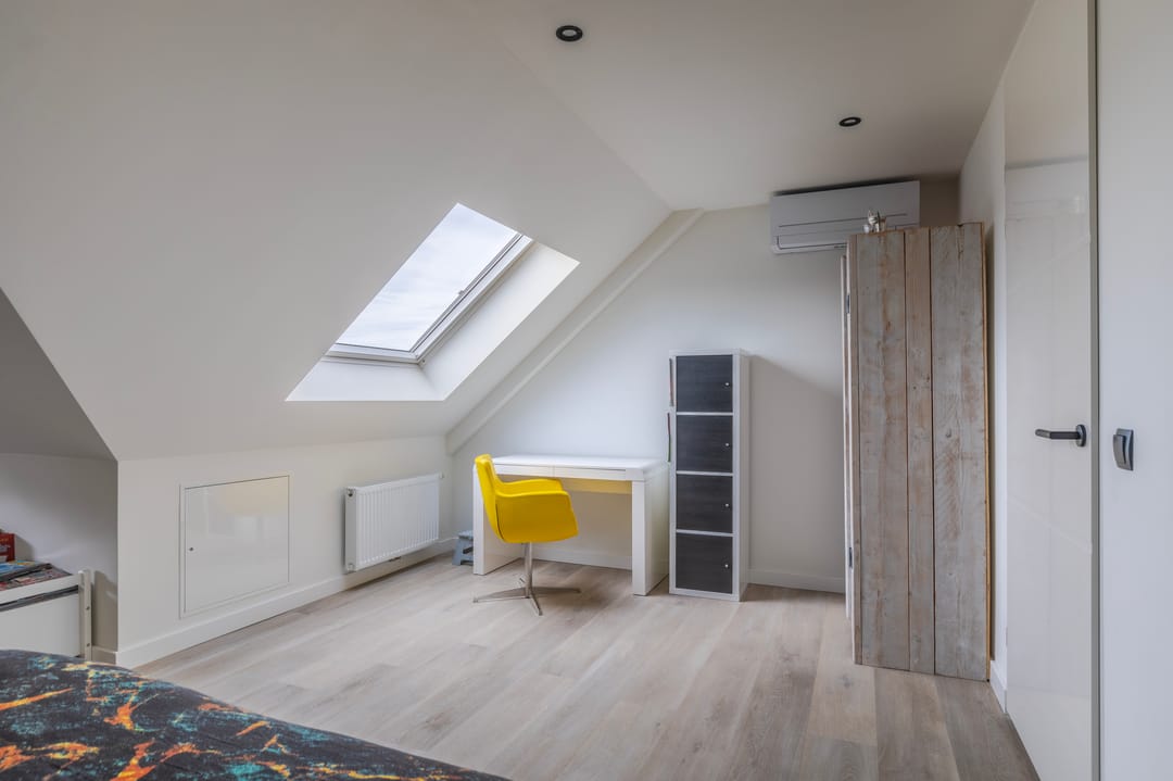 Spacious Semi-Detached Home with Home Office and Luxury Finishes — 28