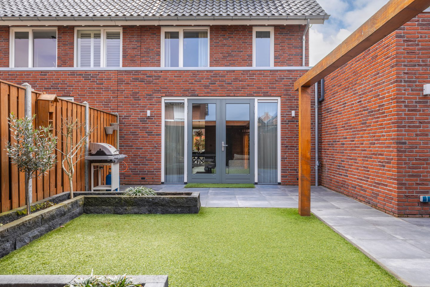 Spacious Semi-Detached Home with Home Office and Luxury Finishes — 34