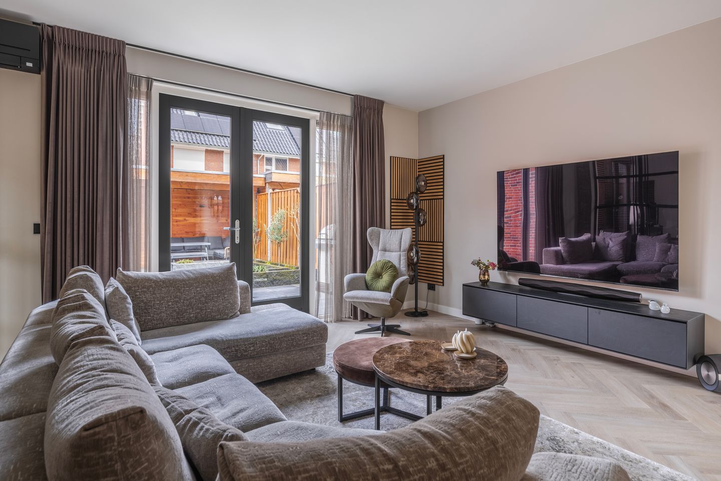 Spacious Semi-Detached Home with Home Office and Luxury Finishes — 14
