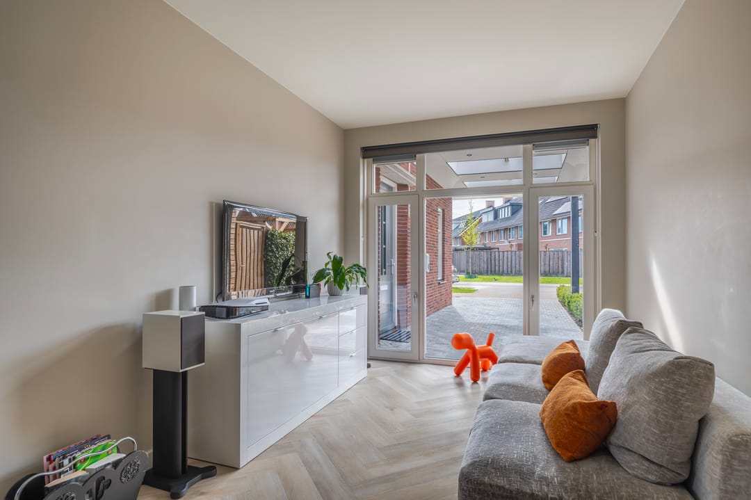 Spacious Semi-Detached Home with Home Office and Luxury Finishes — 16