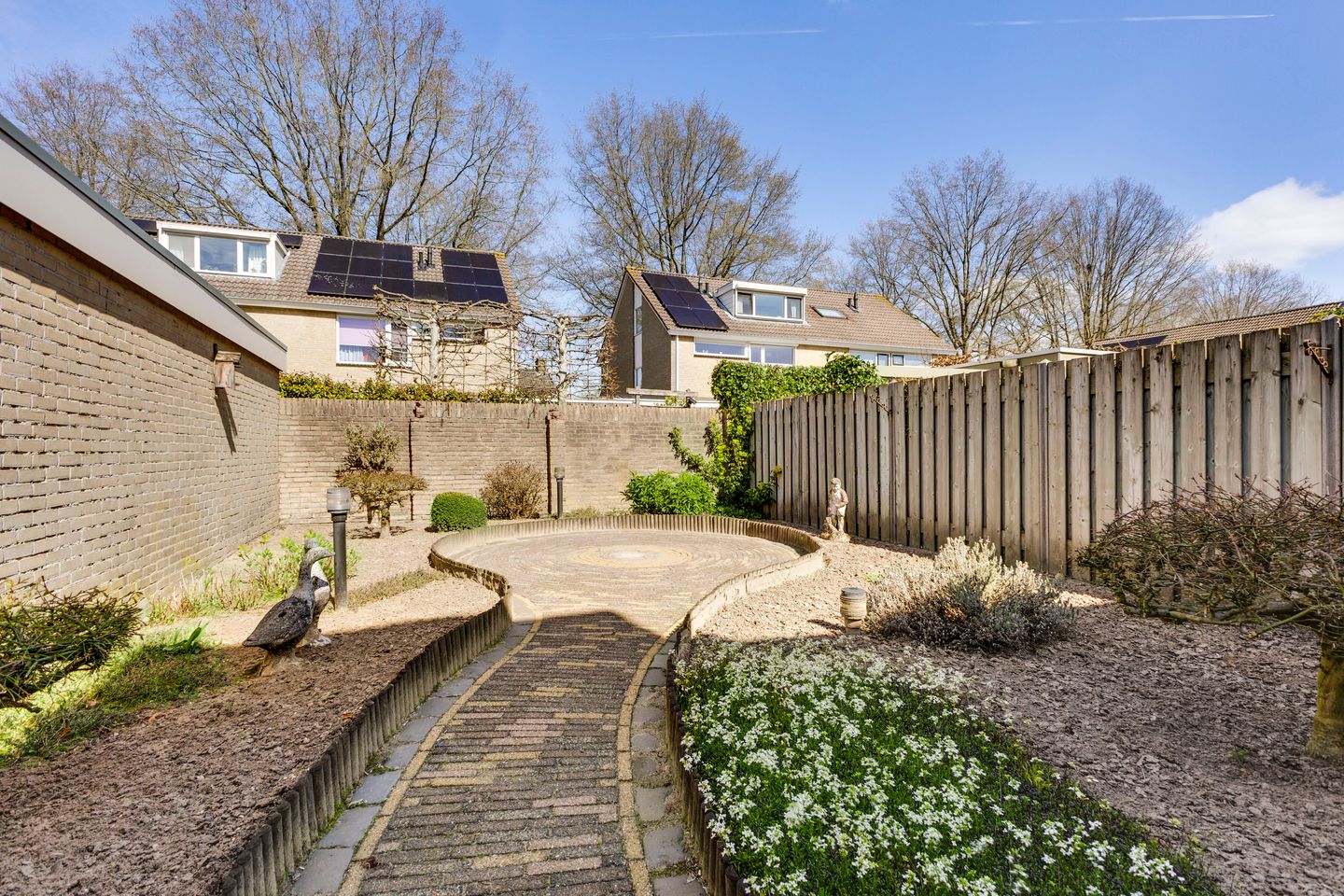 Spacious corner home with garage in family-friendly Vught-Zuid neighborhood — 19