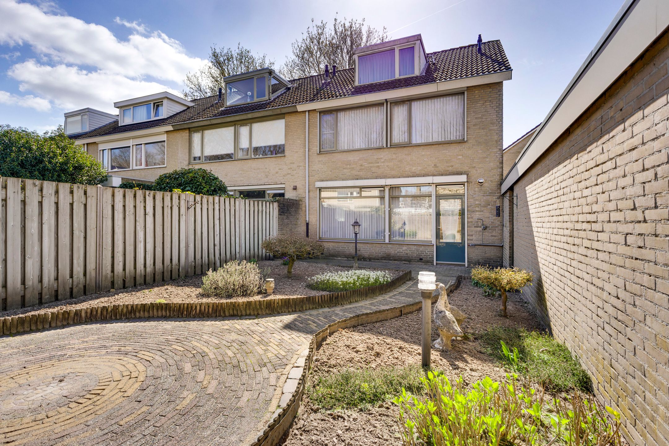 Spacious corner home with garage in family-friendly Vught-Zuid neighborhood — 21