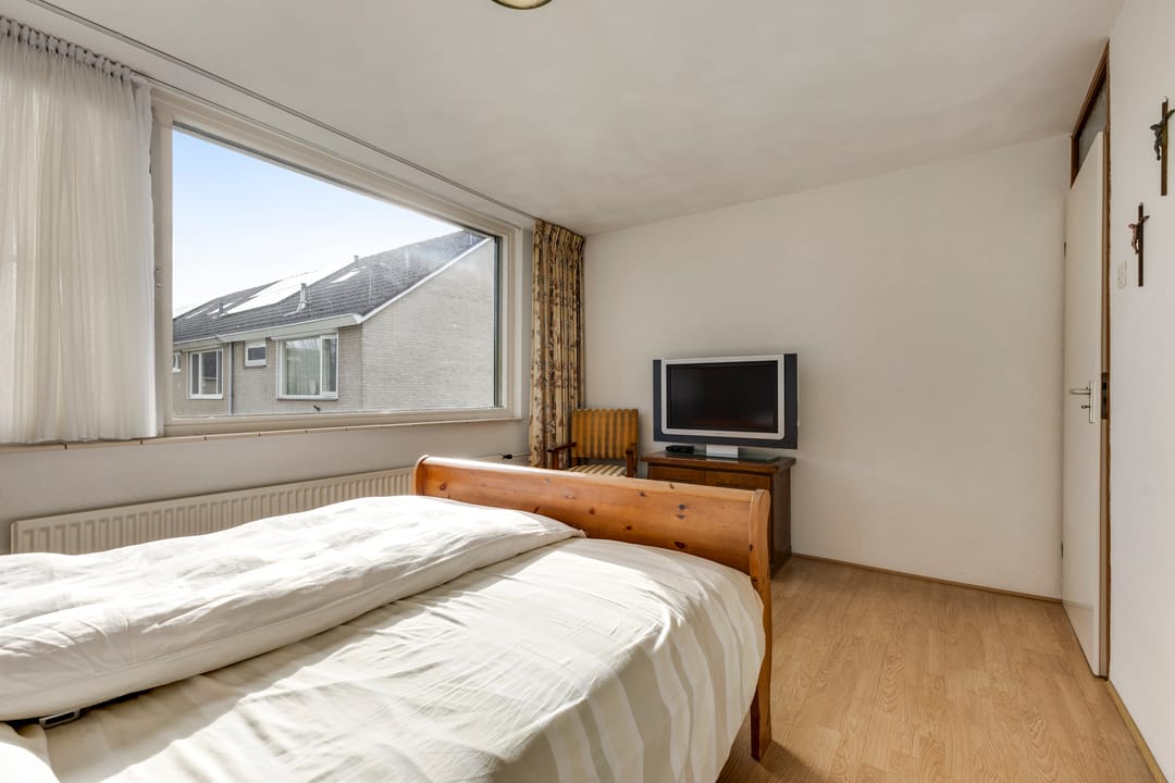 Spacious corner home with garage in family-friendly Vught-Zuid neighborhood — 26