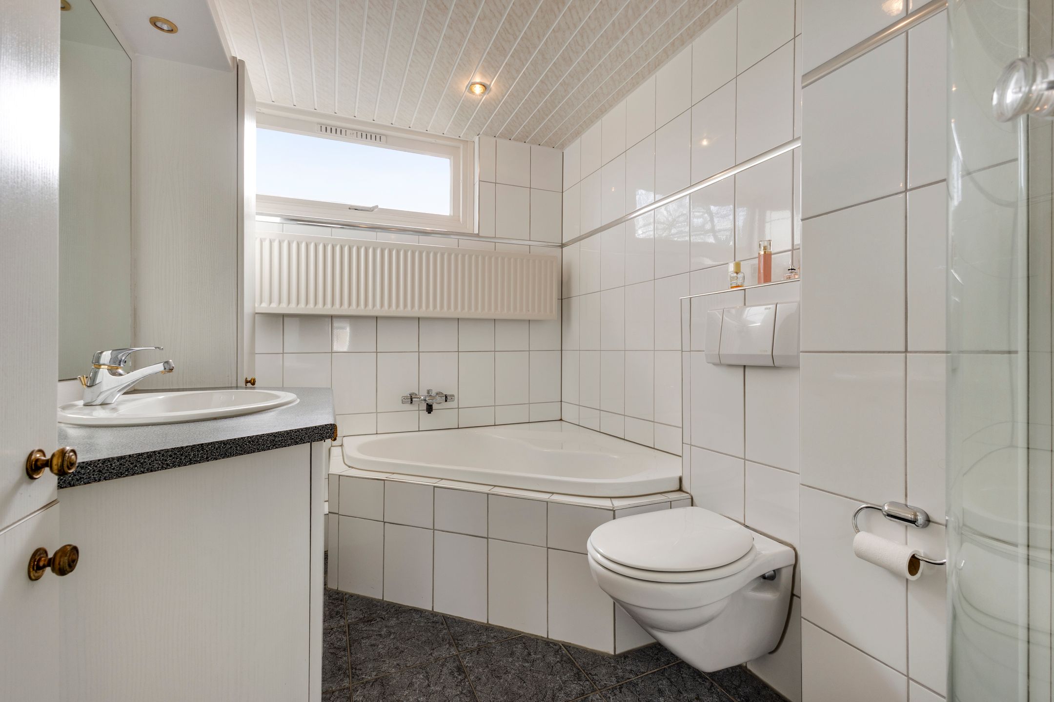 Spacious corner home with garage in family-friendly Vught-Zuid neighborhood — 27