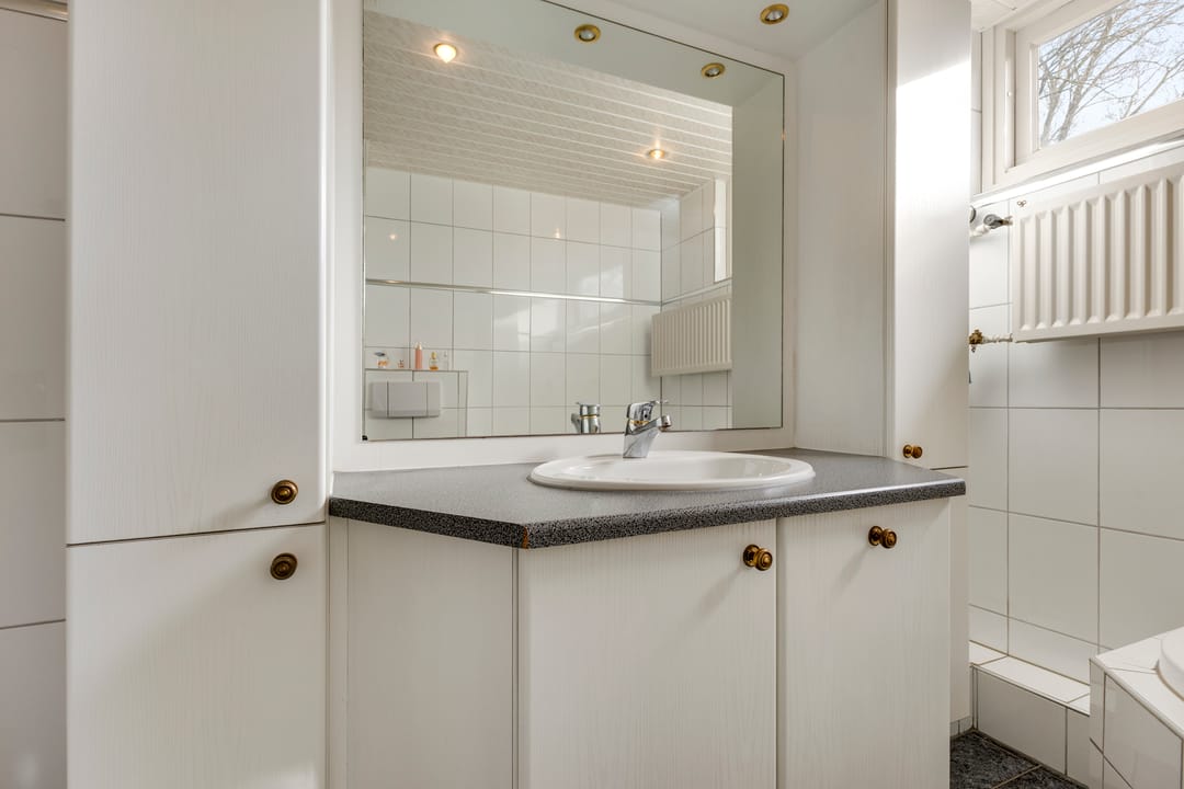 Spacious corner home with garage in family-friendly Vught-Zuid neighborhood — 28