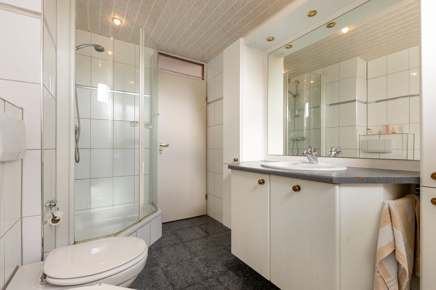 Spacious corner home with garage in family-friendly Vught-Zuid neighborhood — 29