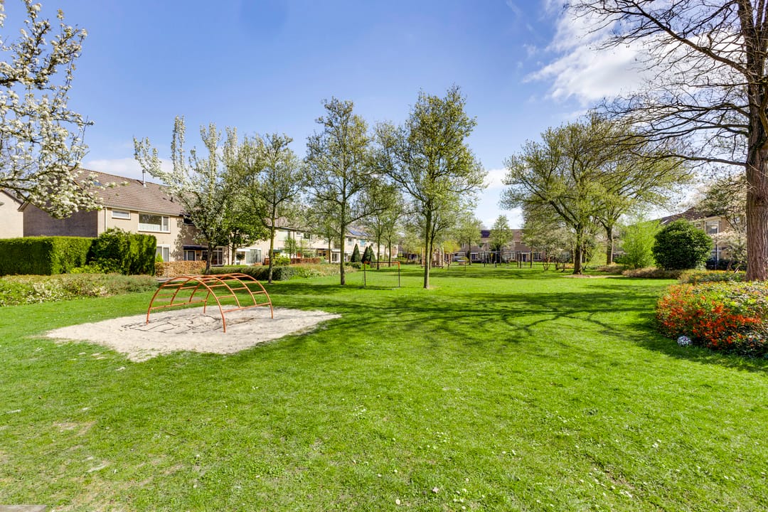 Spacious corner home with garage in family-friendly Vught-Zuid neighborhood — 38