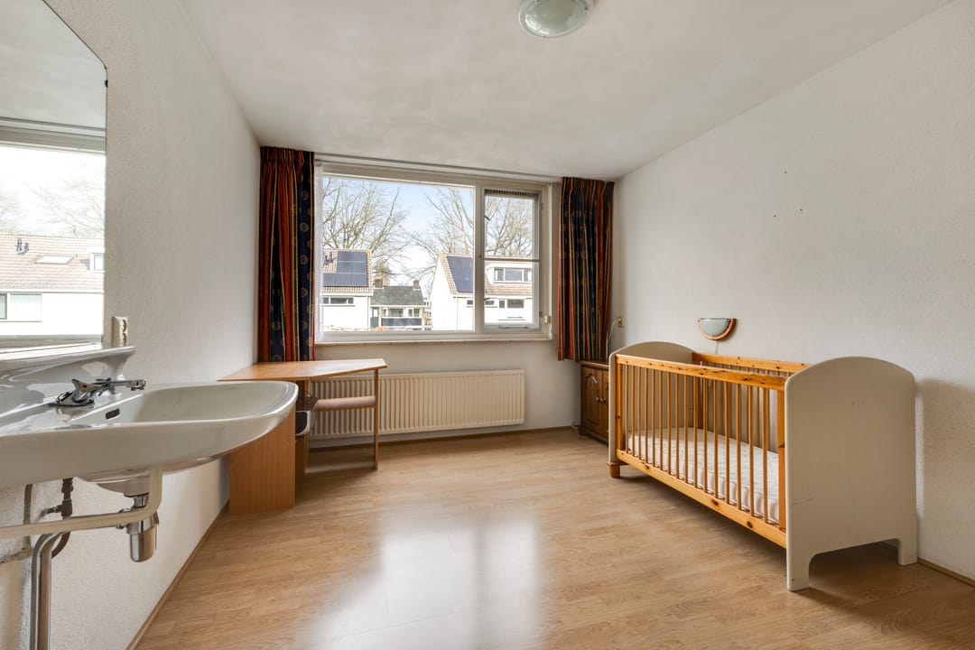Spacious corner home with garage in family-friendly Vught-Zuid neighborhood — 31