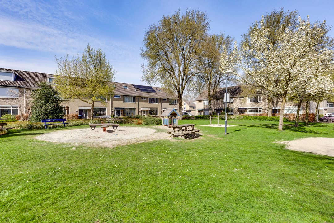 Spacious corner home with garage in family-friendly Vught-Zuid neighborhood — 37
