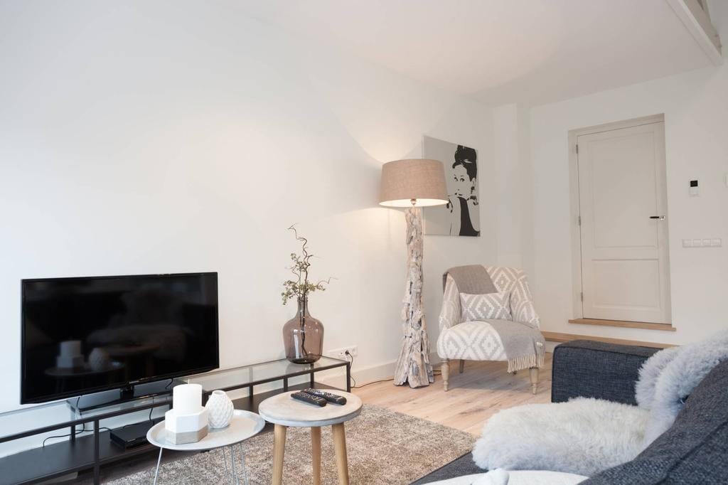 Photo 6 of Noordeinde 75-B