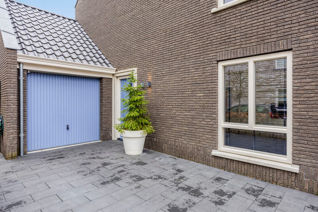 Spacious Semi-Detached Home with Large Garden in Child-Friendly Hattem Neighborhood — 41