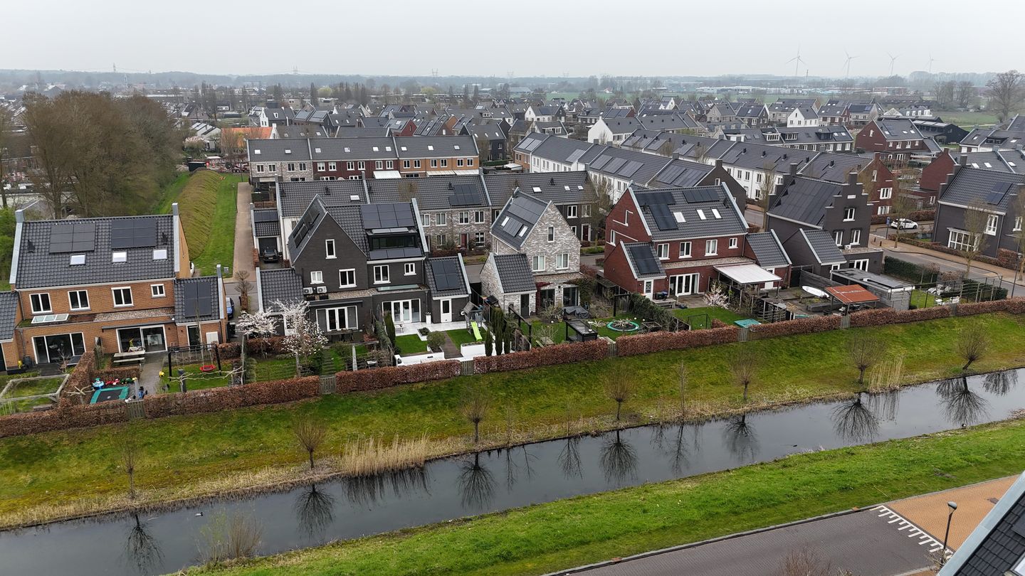 Spacious Semi-Detached Home with Large Garden in Child-Friendly Hattem Neighborhood — 49