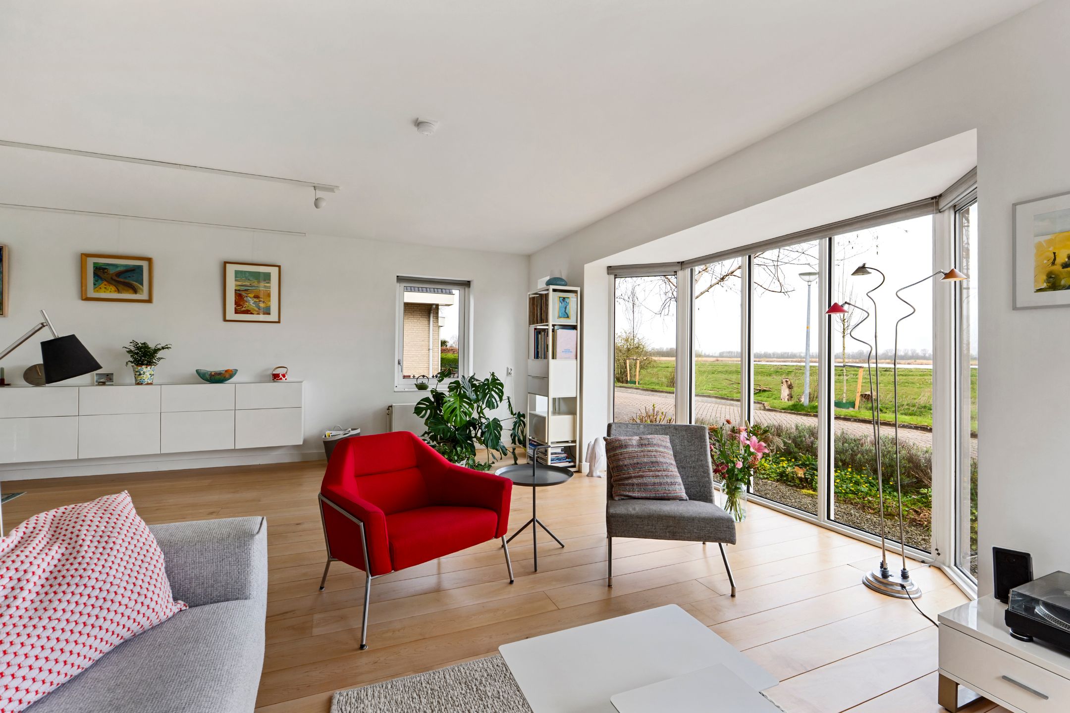 Detached Family Home with Garage and Unobstructed Nature Views — 9