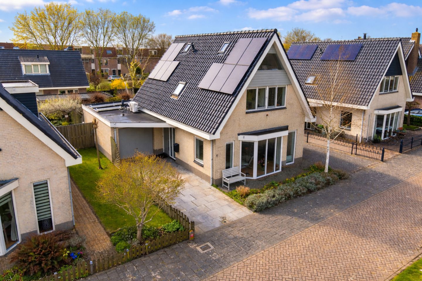 Detached Family Home with Garage and Unobstructed Nature Views — 44