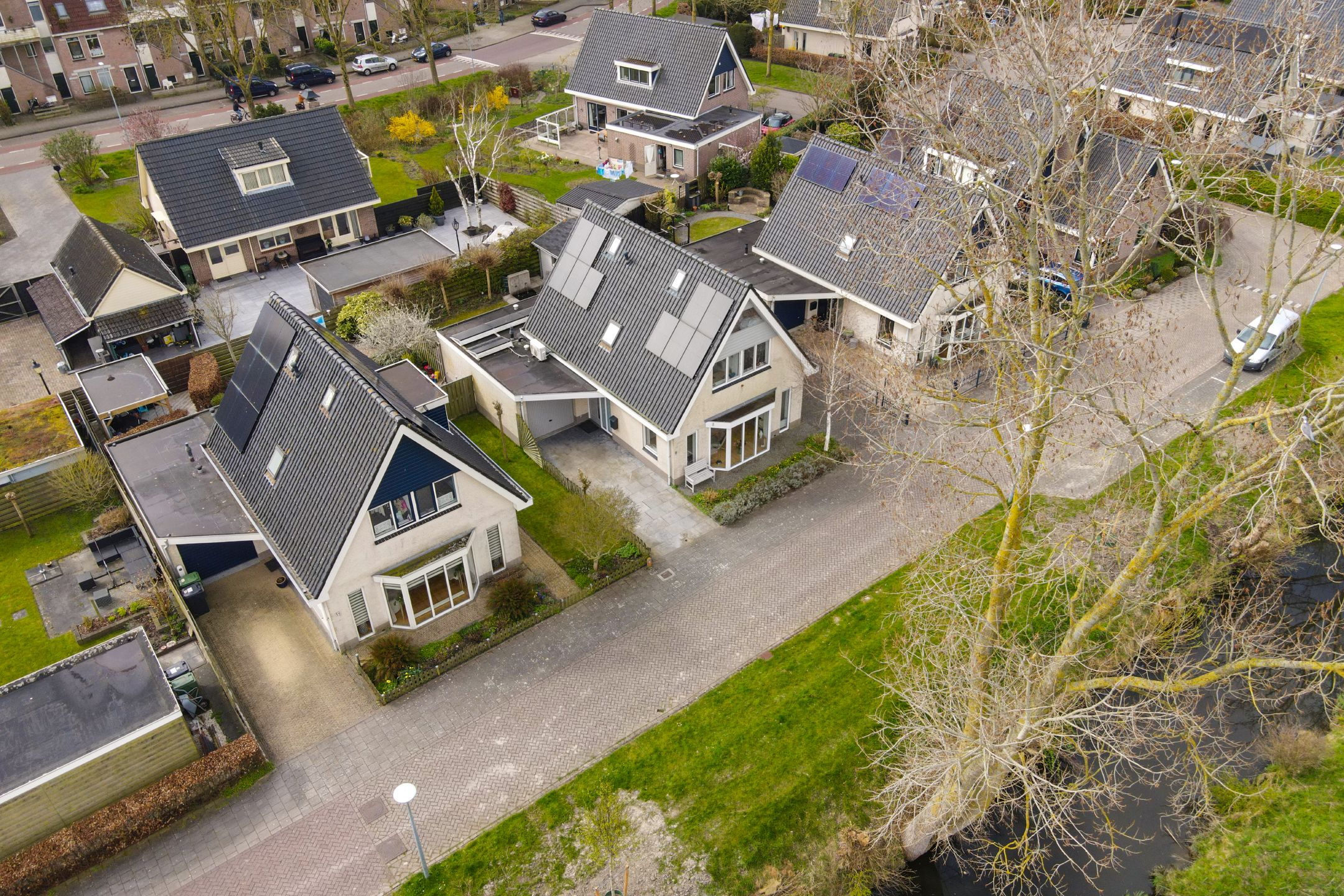 Detached Family Home with Garage and Unobstructed Nature Views — 45
