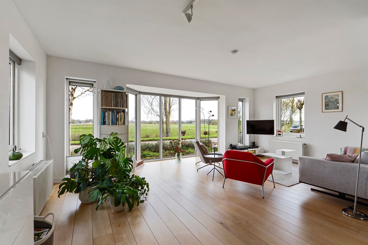 Detached Family Home with Garage and Unobstructed Nature Views — 10
