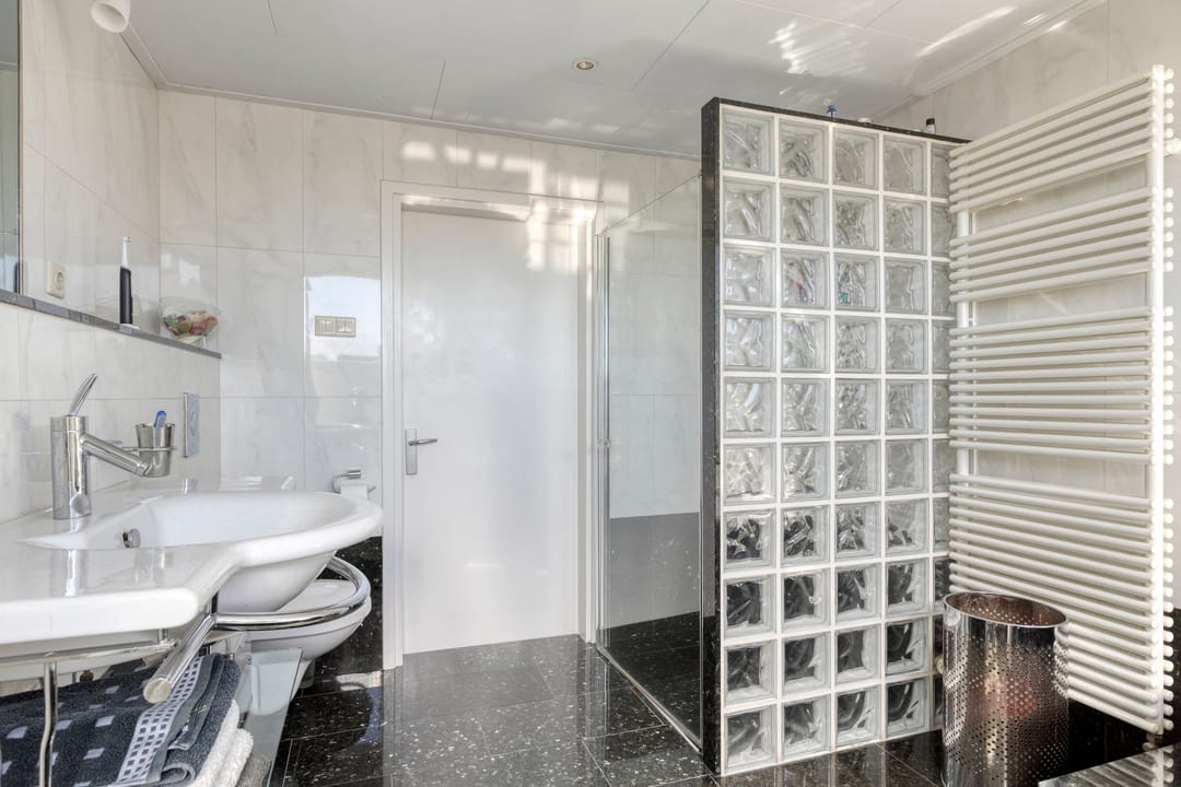 Spacious detached bungalow with panoramic polder views — 43
