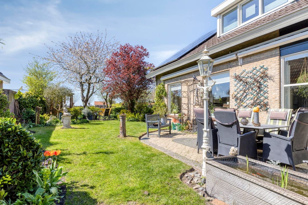 Spacious detached bungalow with panoramic polder views — 52