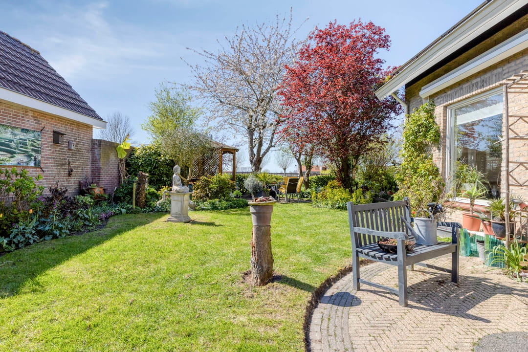 Spacious detached bungalow with panoramic polder views — 53