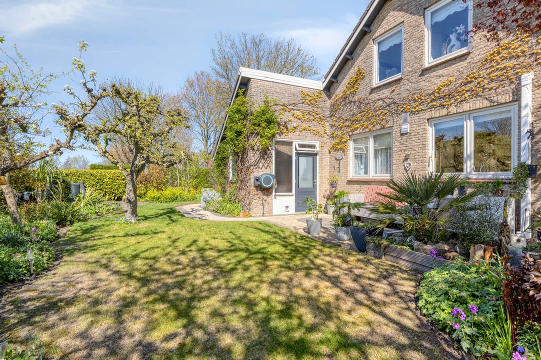 Spacious detached bungalow with panoramic polder views — 58