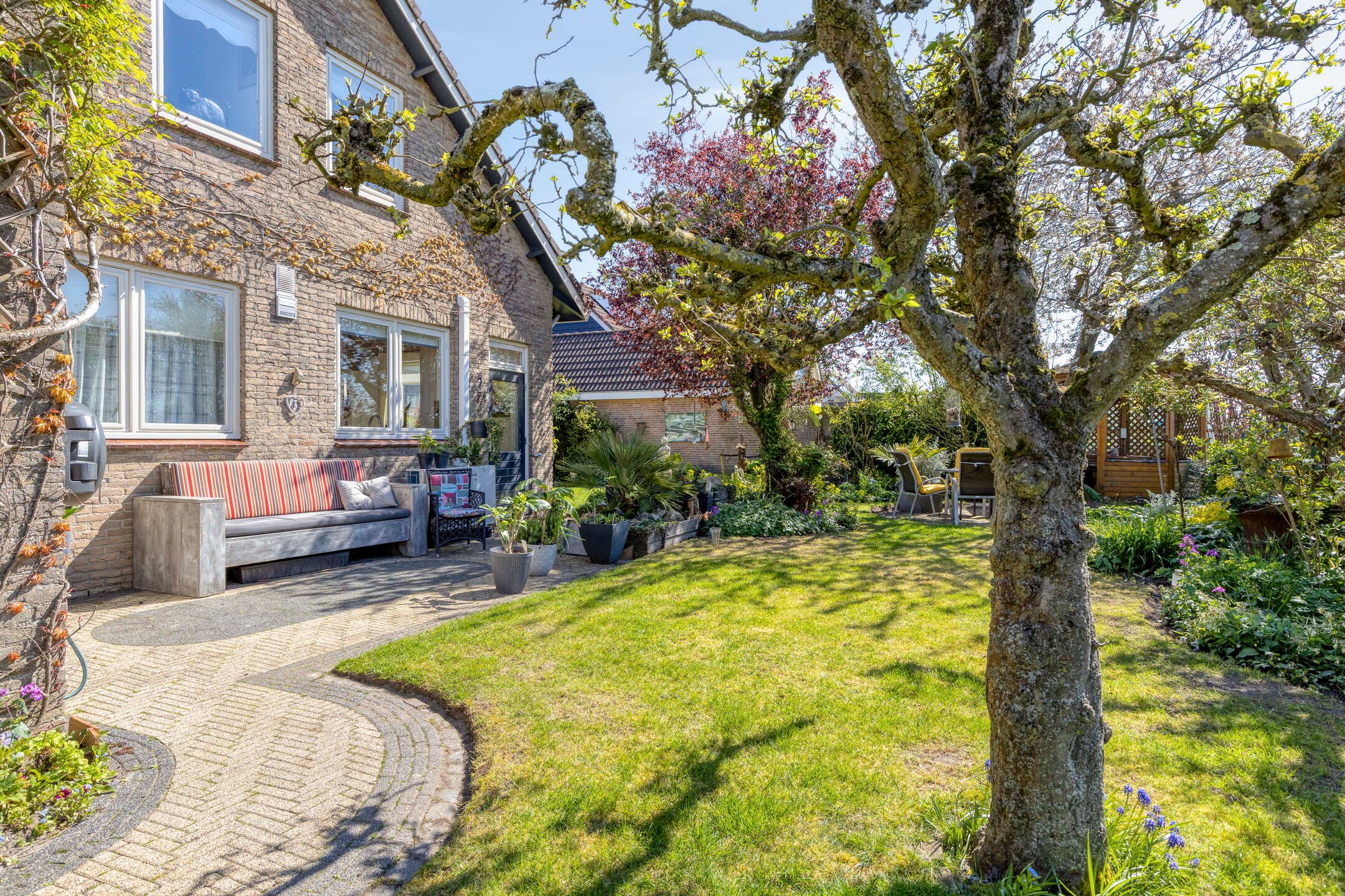Spacious detached bungalow with panoramic polder views — 60