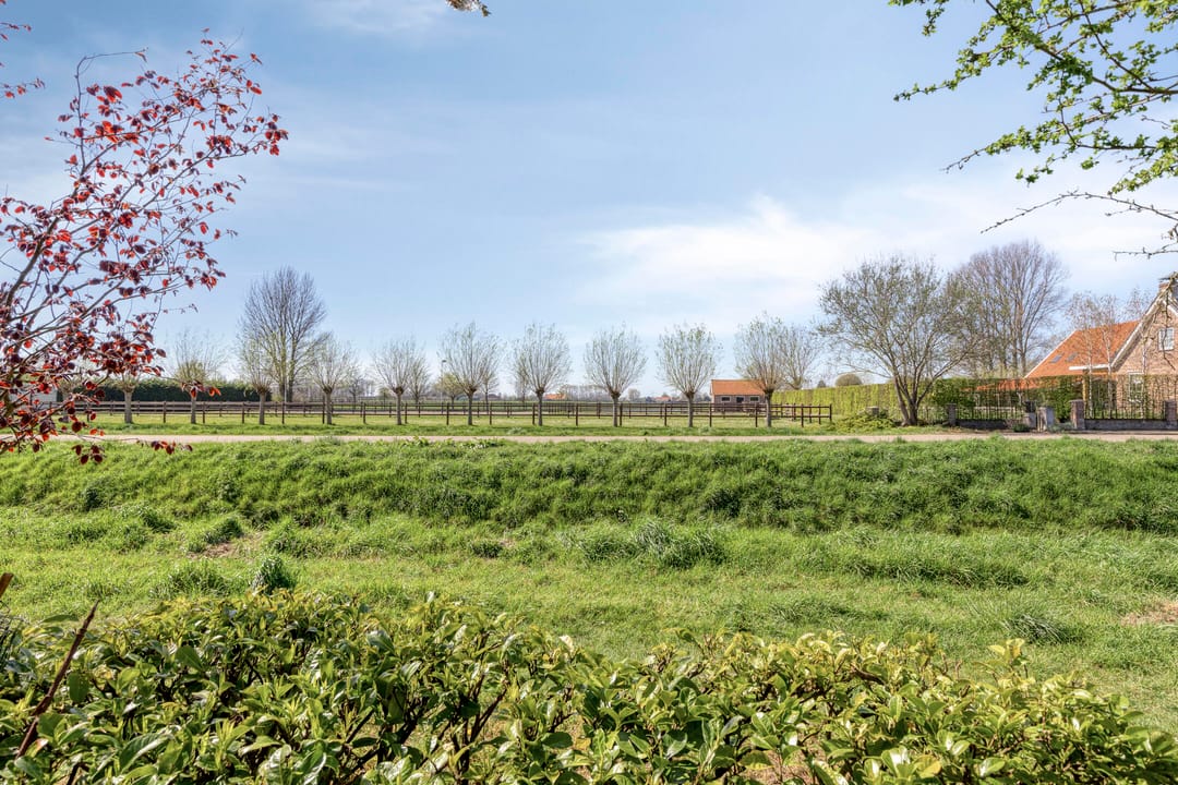 Spacious detached bungalow with panoramic polder views — 62