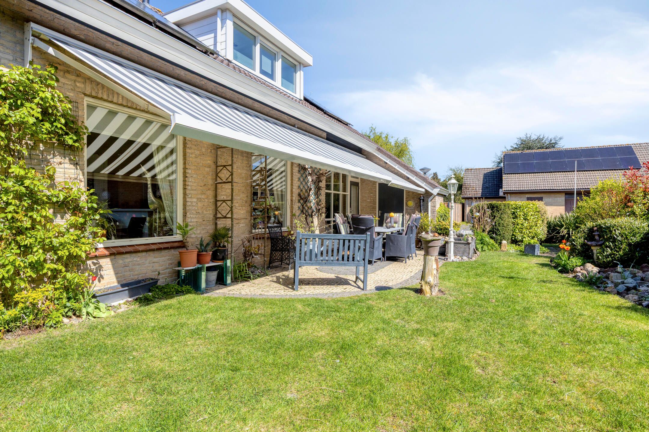 Spacious detached bungalow with panoramic polder views — 63