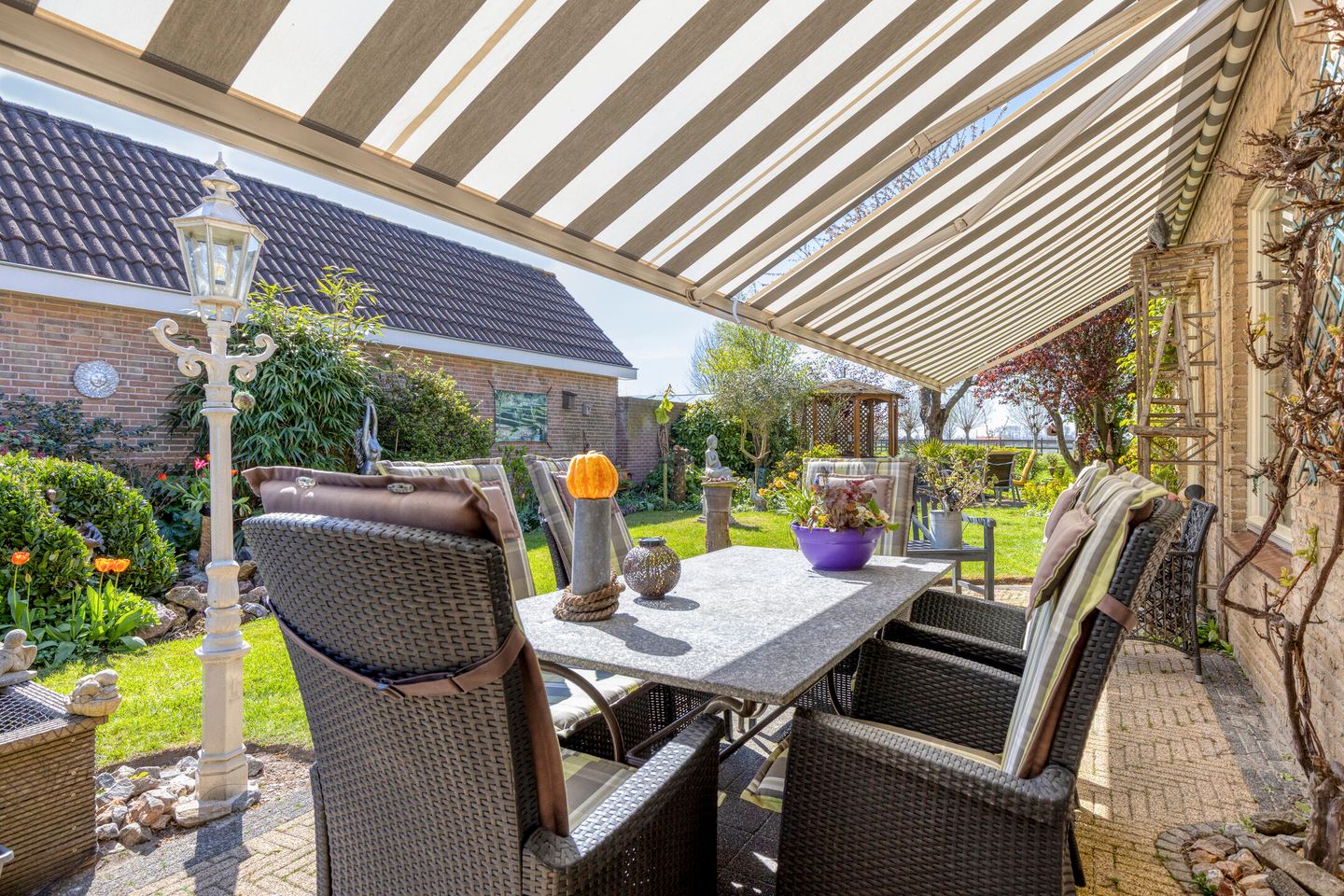 Spacious detached bungalow with panoramic polder views — 65