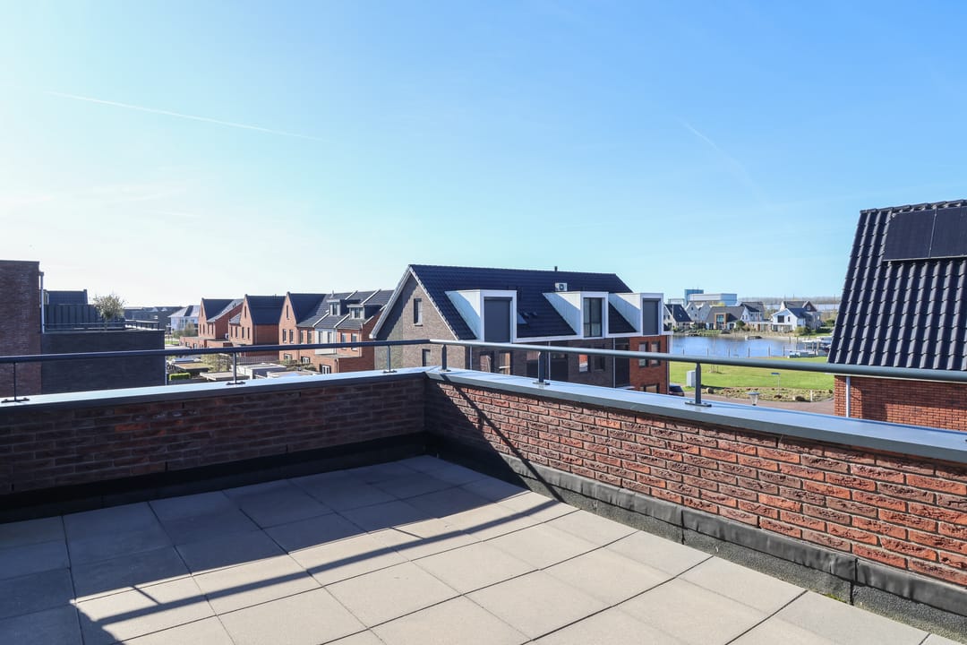 Modern corner house with own boat mooring in Houkepoort — 58