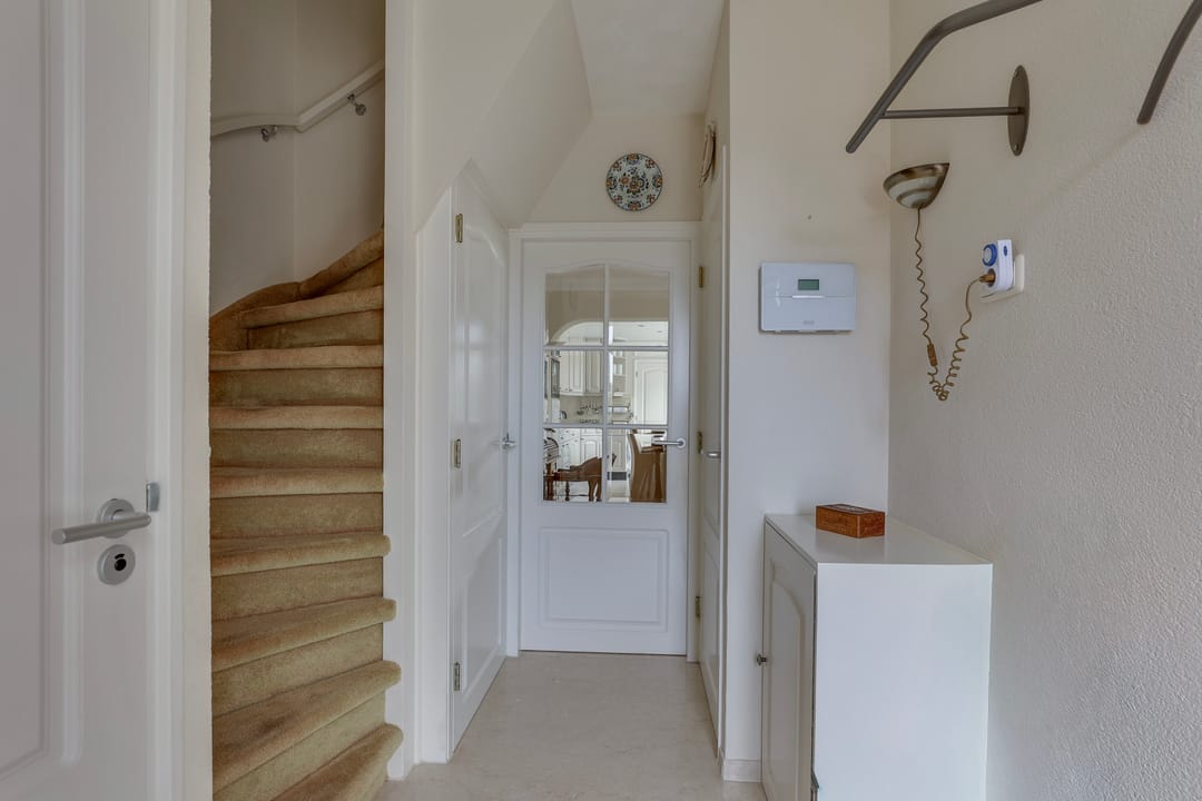 Well-maintained semi-detached family home with deep south-facing garden and garage in child-friendly neighborhood — 7