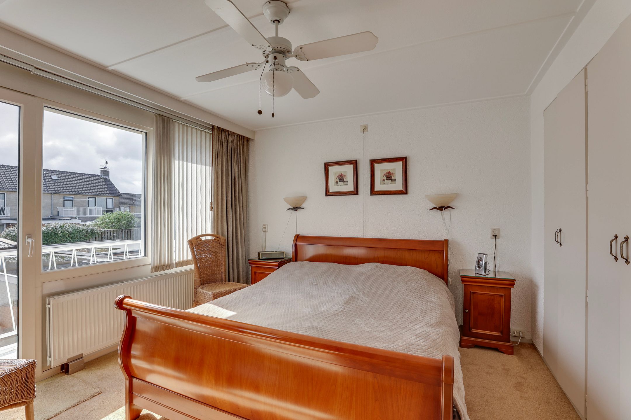 Well-maintained semi-detached family home with deep south-facing garden and garage in child-friendly neighborhood — 21