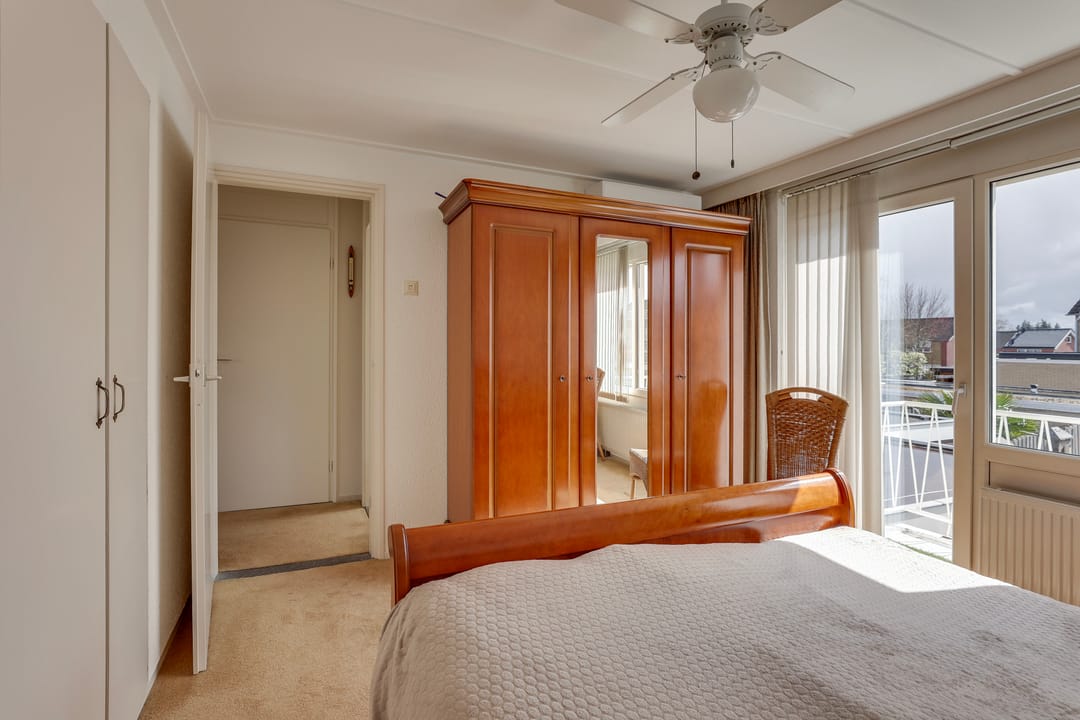 Well-maintained semi-detached family home with deep south-facing garden and garage in child-friendly neighborhood — 22