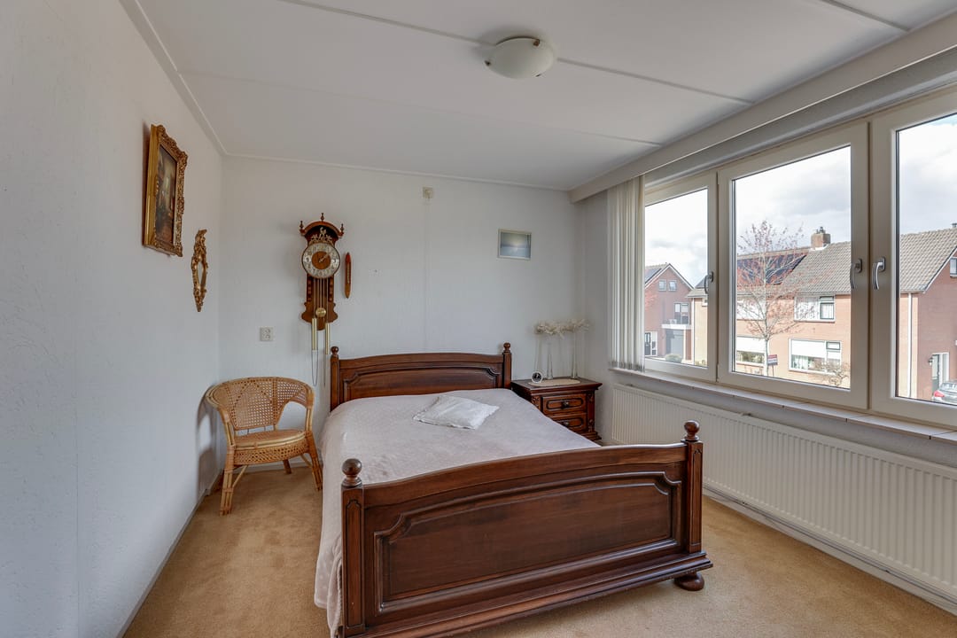 Well-maintained semi-detached family home with deep south-facing garden and garage in child-friendly neighborhood — 23
