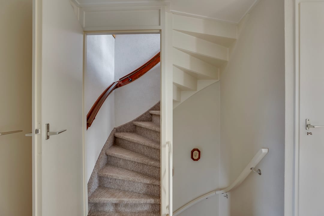 Well-maintained semi-detached family home with deep south-facing garden and garage in child-friendly neighborhood — 26
