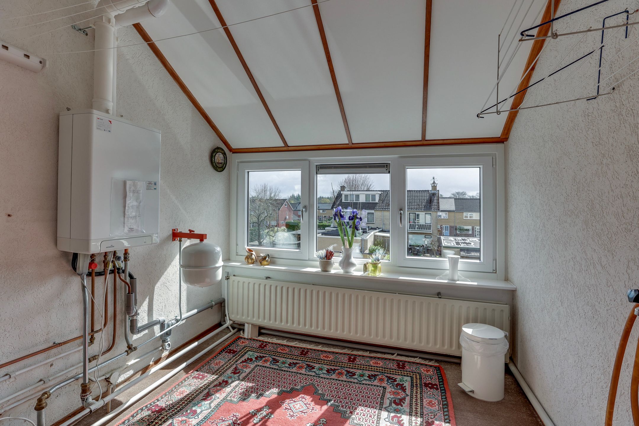 Well-maintained semi-detached family home with deep south-facing garden and garage in child-friendly neighborhood — 27